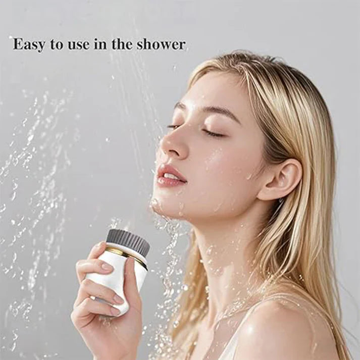 Mujer usando el PureClean Limpiador de Brochas de Maquillaje en la ducha.